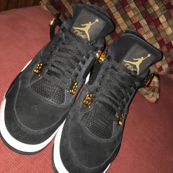 black and gold jordan 4